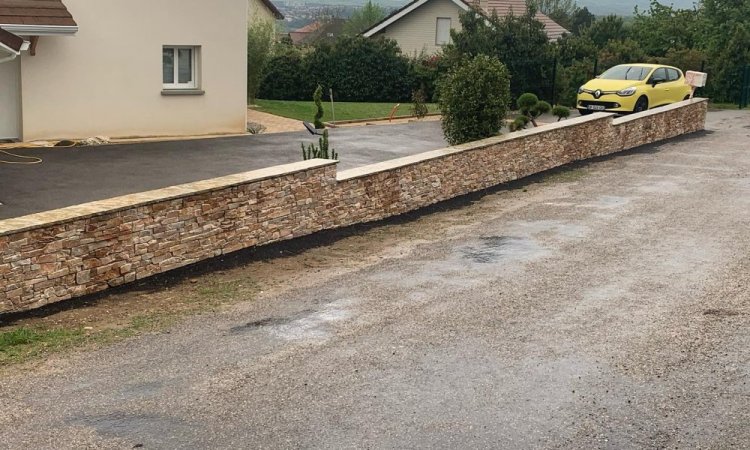 Création de massifs et construction d'un muret chez un particulier vers L'Isle-D'abeau