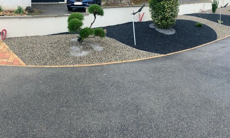Création de massifs et construction d'un muret chez un particulier vers L'Isle-D'abeau
